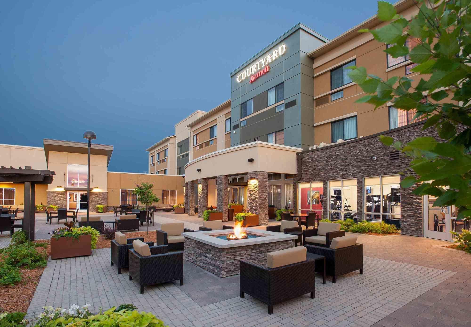 Courtyard Mankato Hotel & Event Center Exteriör bild